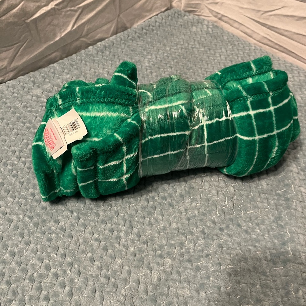 Wondershop Green and White 
Holiday Throw